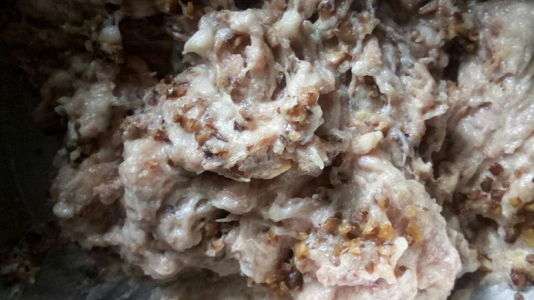 #美食集# 多鲜馄饨,加入香菇碎拌匀。