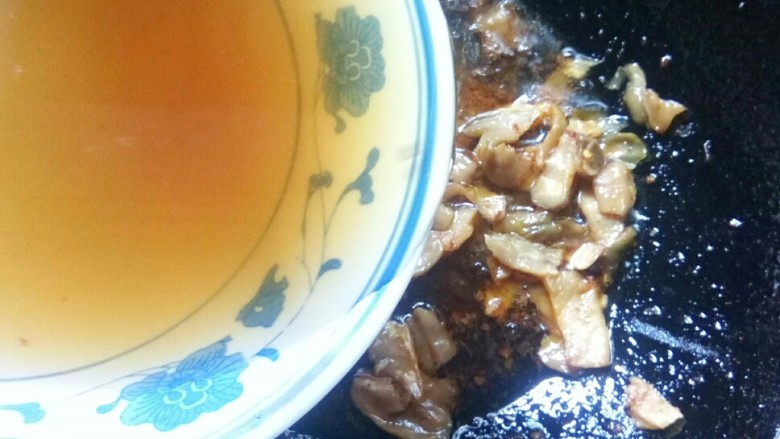 #美食集# 多鲜馄饨,倒入泡香菇的水,熬汤。