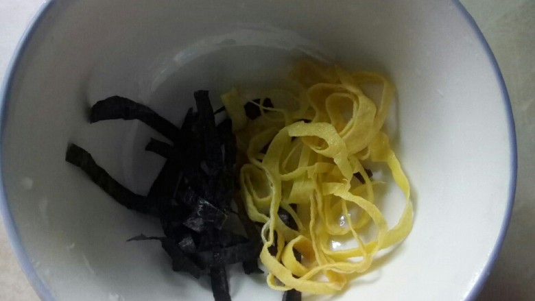 #美食集# 多鲜馄饨,汤碗中放入蛋皮丝和海苔丝。