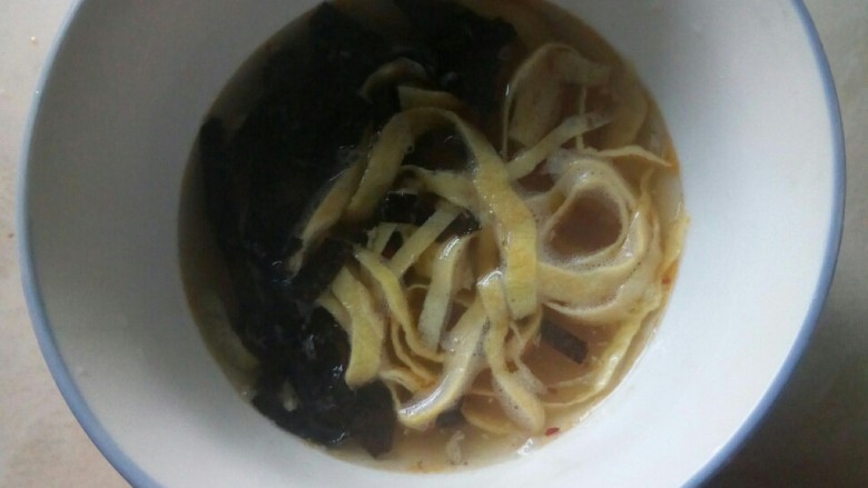 #美食集# 多鲜馄饨,加入汤汁。