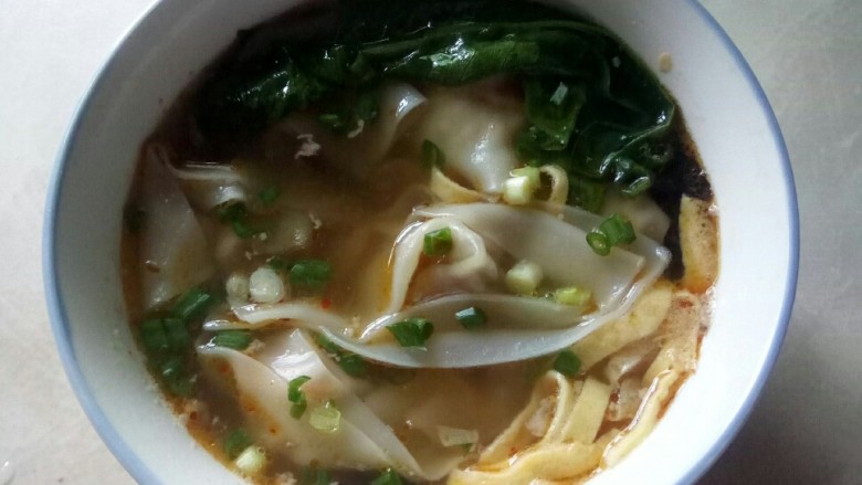 #美食集# 多鲜馄饨,臽入馄饨、凤尾菜,撒上葱花。