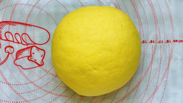 南瓜黑芝麻红糖饼,面团上撒少许面粉,用手反复揉搓,揉成光滑的面团即可。