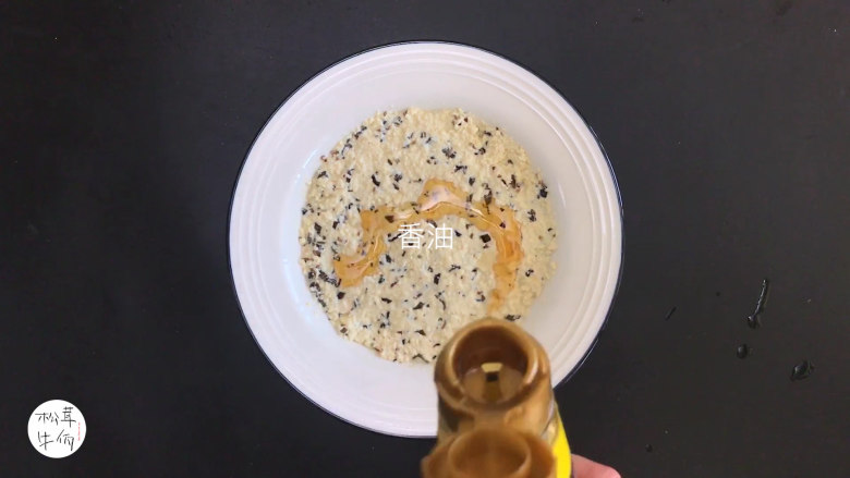 视频|松茸蒸豆泥|牛佤松茸食谱,把豆腐,木耳和适量淀粉,食盐,混合拌匀,添入适量香油,装盘。