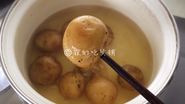 香香的黄油煎滴椒盐小土豆,要彻底煮熟,是那种拿筷子戳进去能感觉到酥烂的程度。