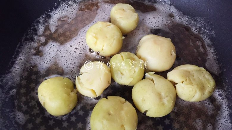 香香的黄油煎滴椒盐小土豆,熔化后把土豆放入,小火煎。