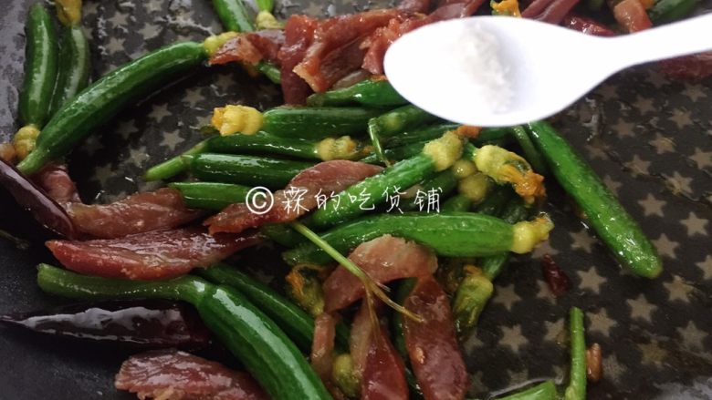 爆炒黄瓜苗火腿丝,根据自己的口味、根据火腿片的咸度,加适量的盐。