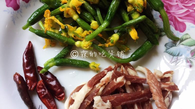 爆炒黄瓜苗火腿丝,干辣椒也冲洗一下,材料就准备好了。
