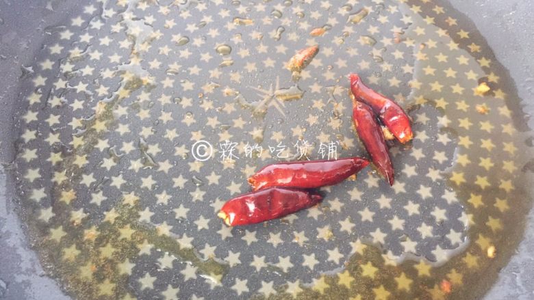 爆炒黄瓜苗火腿丝,然后把干辣椒放入,煸炒。