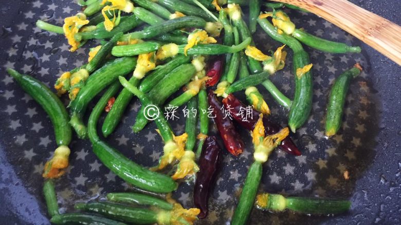 爆炒黄瓜苗火腿丝,接着倒入沥干水分的黄瓜苗,翻炒片刻。