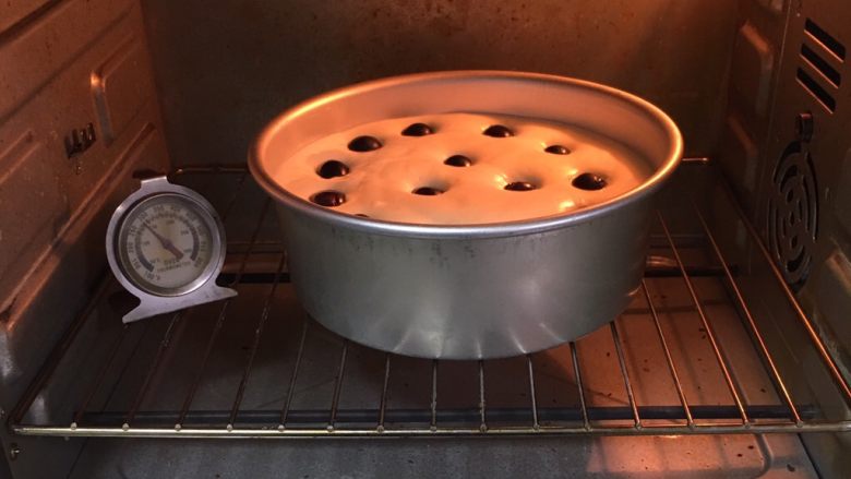 葡萄酸奶蛋糕,事先烤箱预热至150度,模具送入烤箱烤制40分钟。