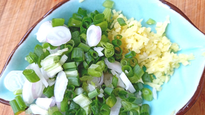 #爽口凉菜#凉拌野菜水芹菜,切好<a style='color:red;display:inline-block;' href='/shicai/ 3232'>香葱</a>花,姜末装盘备用