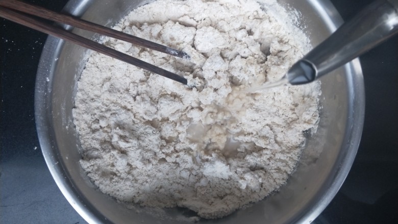 莜面窝窝(莜面栲栳栳),用开水和面,一边倒水一边用筷子搅拌