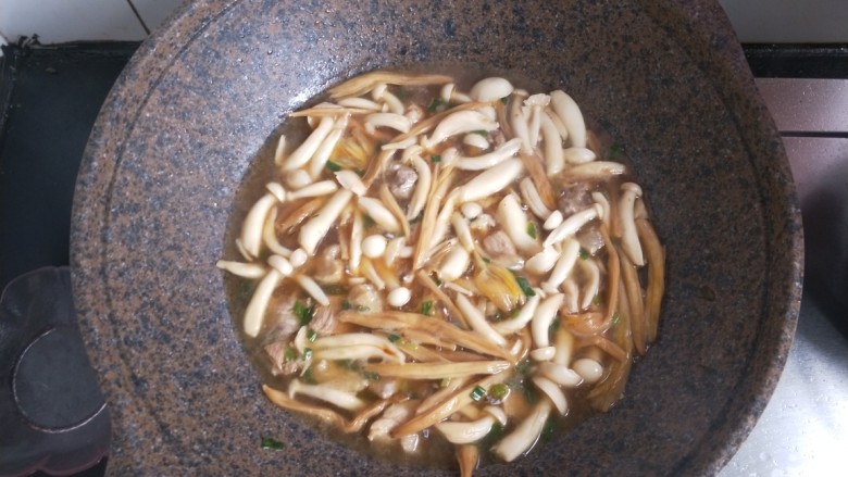 莜面窝窝(莜面栲栳栳),加水淹没蔬菜。加盐。耗油。生抽。