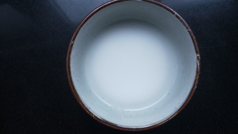 莜面窝窝(莜面栲栳栳),最后水淀粉勾芡,加醋,鸡精即可关火。