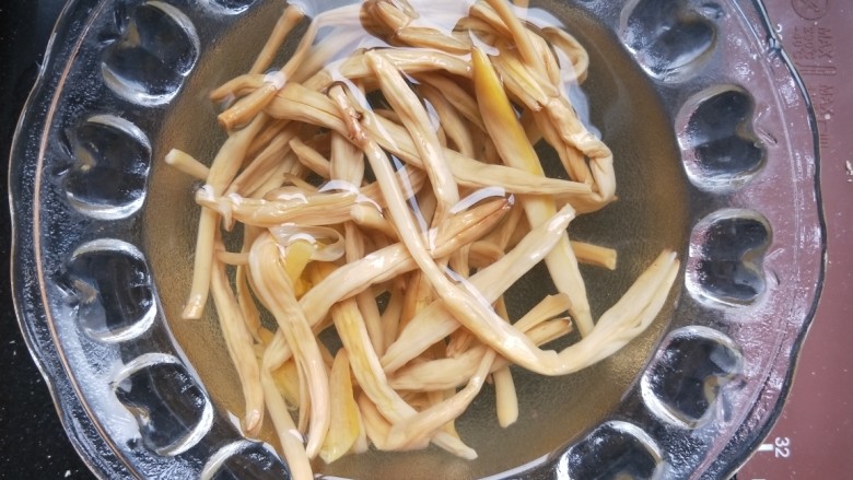 莜面窝窝(莜面栲栳栳),开始做配食得汤菜。(菜可以选自己喜欢吃的,我是家里有啥就做了啥。)<a style='color:red;display:inline-block;' href='/shicai/ 4755'>干黄花菜</a>提前泡软。