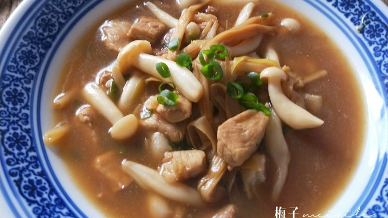 莜面窝窝(莜面栲栳栳),盛盘。