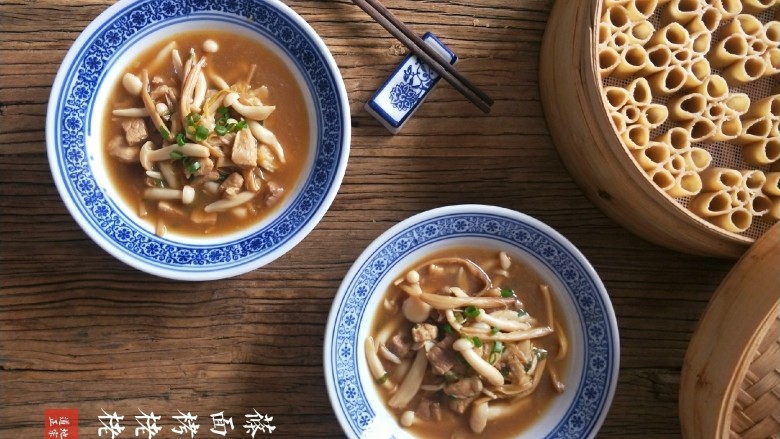 莜面窝窝(莜面栲栳栳),我是两人用餐。直接把汤菜分成两份。多人食可以盛在大盆里,用小碗再盛了吃。