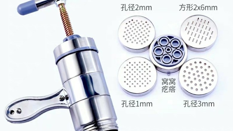 莜面窝窝(莜面栲栳栳),传统的手工莜面窝窝是揪一点用手搓成薄片。再卷起来。我今天用了一个图片上的做莜面窝窝的工具。比较省力。