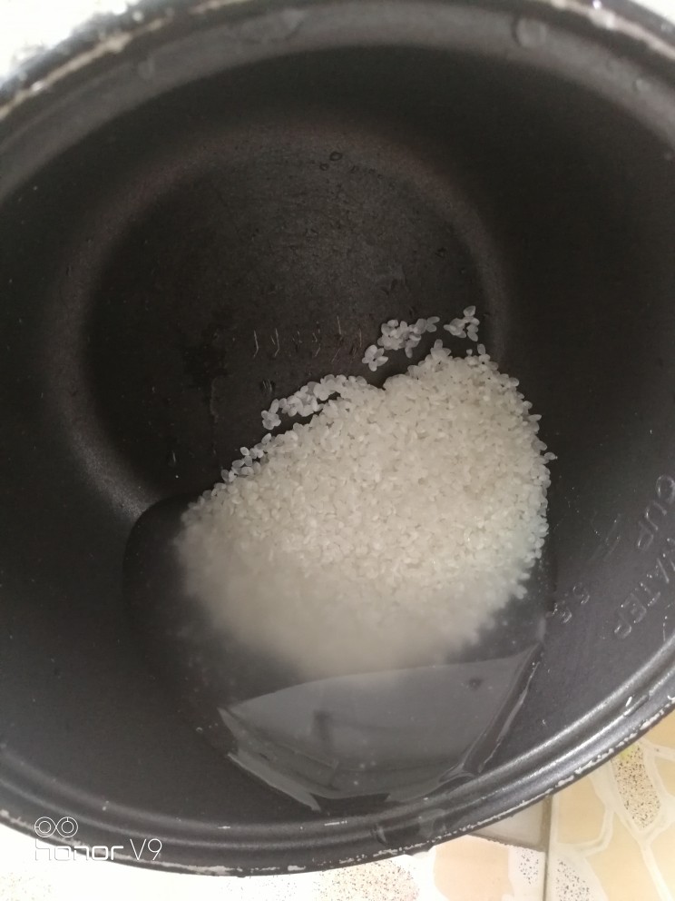 沙丁鱼粥,洗米,把泡好的米放在电饭锅洗