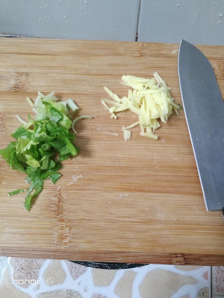沙丁鱼粥,姜去皮切丝,芹菜切碎