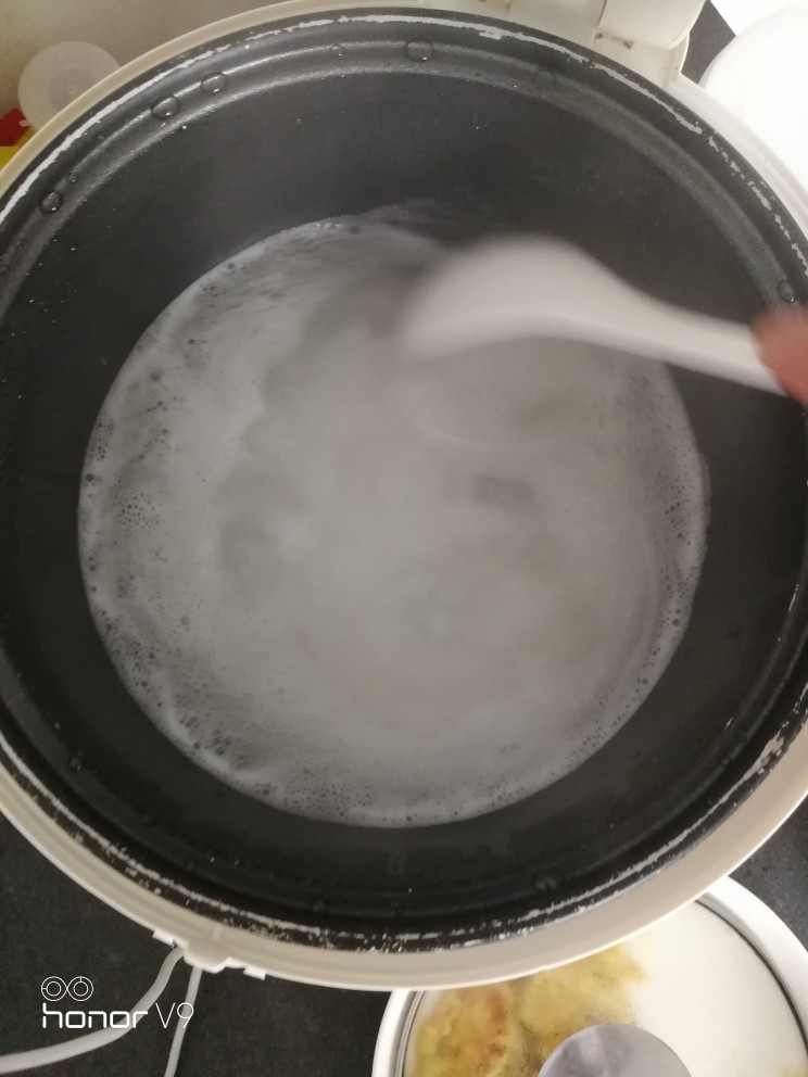 沙丁鱼粥,煮开了,打开用汤匙搅拌下(沸腾的时候可以把锅盖打开煮,这样不会沸腾起来)