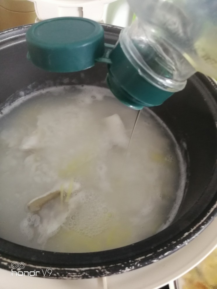 沙丁鱼粥,下点油,不用多(一定要小点油煮出来才好吃)