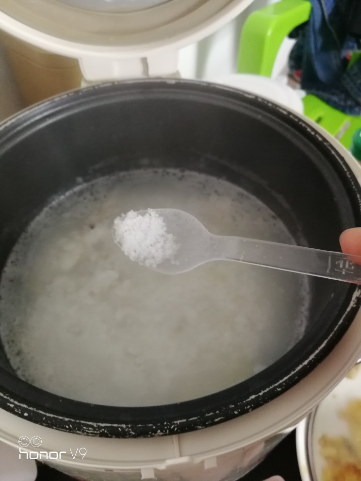 沙丁鱼粥,下盐,不用多,根据个人口味。