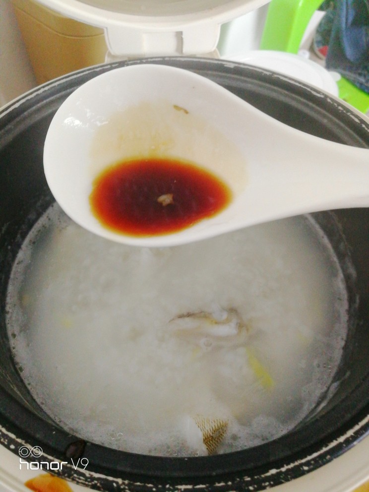 沙丁鱼粥,下一点点生抽,调色