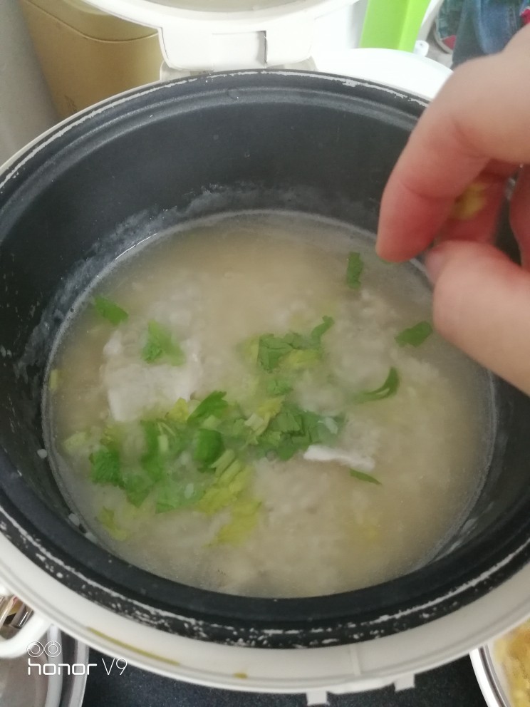沙丁鱼粥,煮好,放切好的芹菜碎