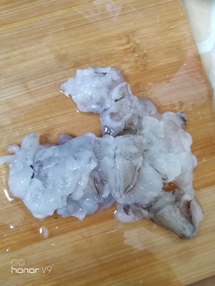笑脸草菇炒鸡虾肉,一半切成2小块(如果虾不大,这步骤可以省略)