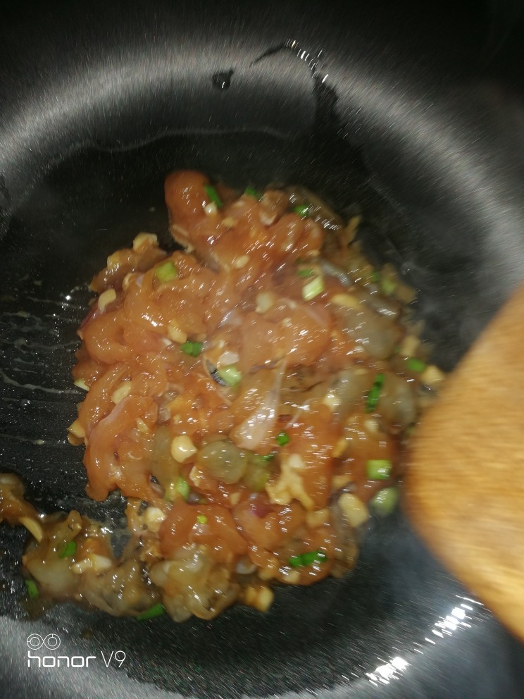 笑脸草菇炒鸡虾肉,放入刚腌制虾和鸡肉,快速翻炒,防止粘锅。