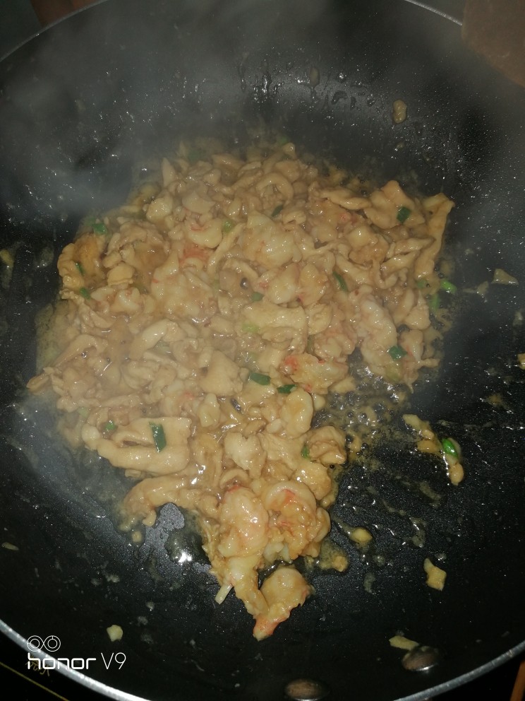 笑脸草菇炒鸡虾肉,炒到颜色变成这样就能装盘,备用。