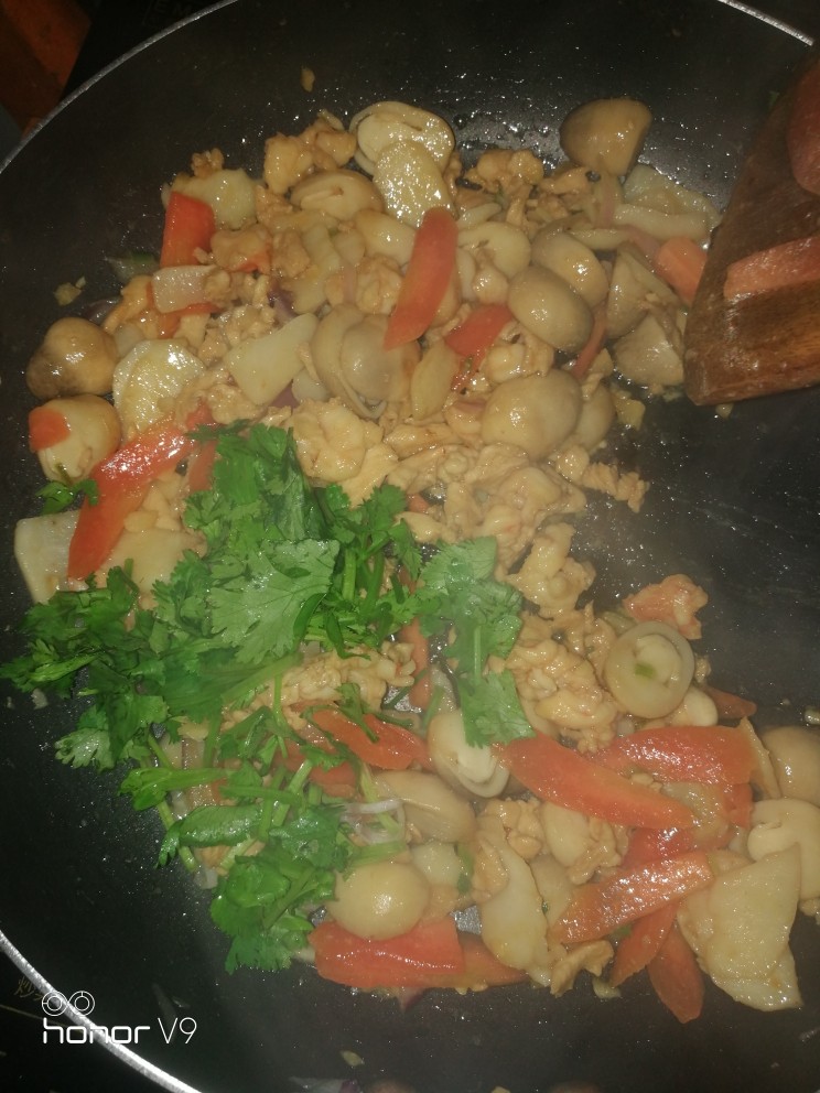 笑脸草菇炒鸡虾肉,炒均,关火。