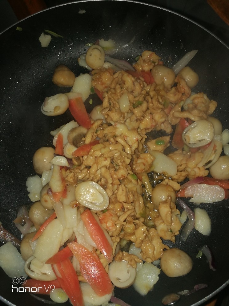 笑脸草菇炒鸡虾肉,这时可以下刚刚装盘备用的虾和鸡肉,混合炒。