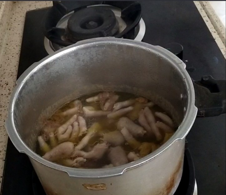 香卤鸡爪,待自然下气后,打开盖子搅拌