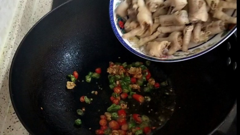 香卤鸡爪,爆炒出香味后,放入鸡爪