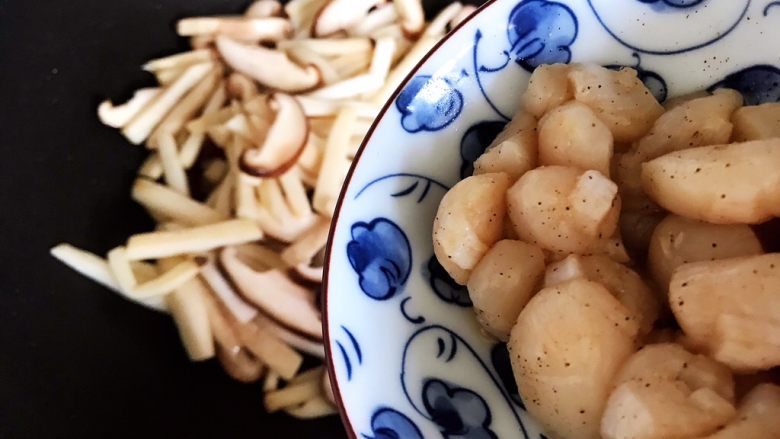 蚝油双菇仙贝丁,下仙贝丁(撇去腌制过程中产生的水分)