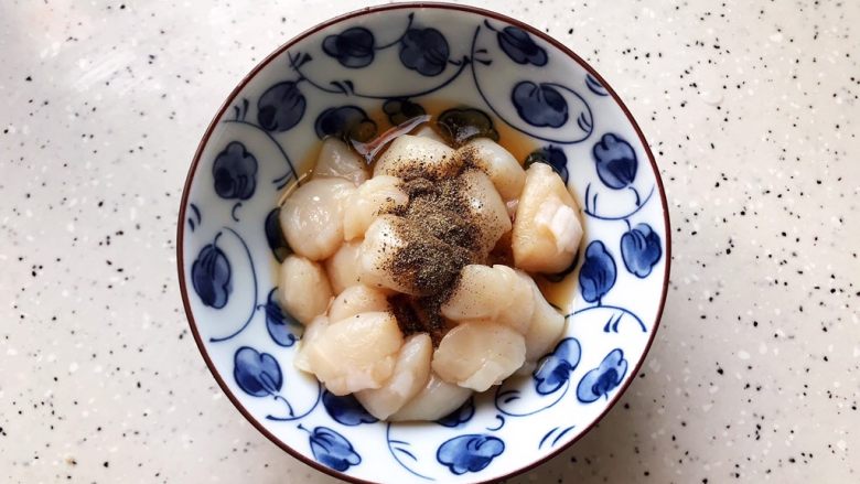 蚝油双菇仙贝丁,仙贝丁洗净之后加少许料酒,胡椒粉