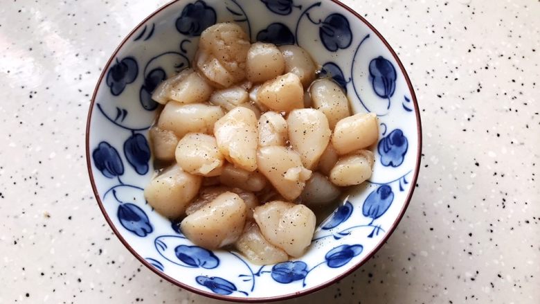 蚝油双菇仙贝丁,抓均匀,腌制备用