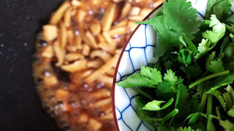 蚝油双菇仙贝丁,加入香菜,翻炒均匀即可