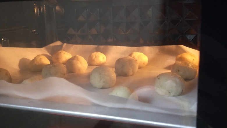 麻薯,再用手揉2分钟,分出几个小圆团,烤箱170°上下火中层烤25分钟