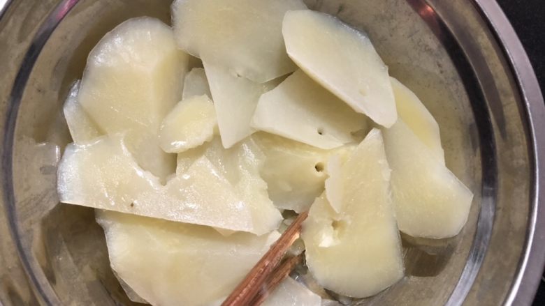 日式土豆沙拉,用筷子能轻易穿透土豆,就代表土豆泥熟了,用勺子压成泥
