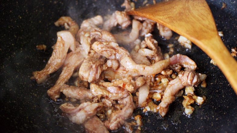 芦笋炒肉,大火继续翻炒至肉条变色的时候。