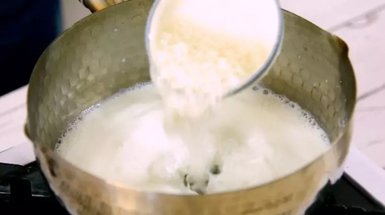 牛奶鸡蛋醪糟,倒入醪糟,顺时针搅拌