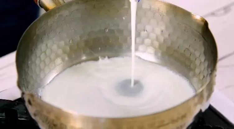 牛奶鸡蛋醪糟,起锅倒入牛奶,烧至微微冒烟转小火