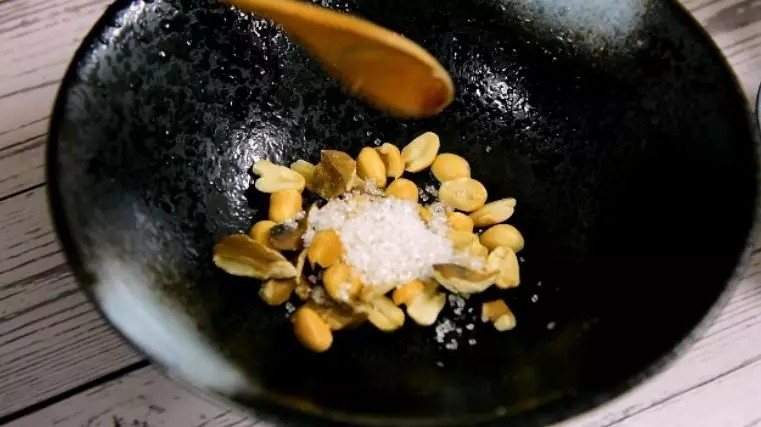 牛奶鸡蛋醪糟,碗中放入核桃仁、花生碎,糖