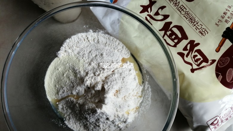 漩涡馒头卷,糖和酵母溶于温水里,面粉、<a style='color:red;display:inline-block;' href='/shicai/ 1124'>奶粉</a>、油倒入和面盆里
