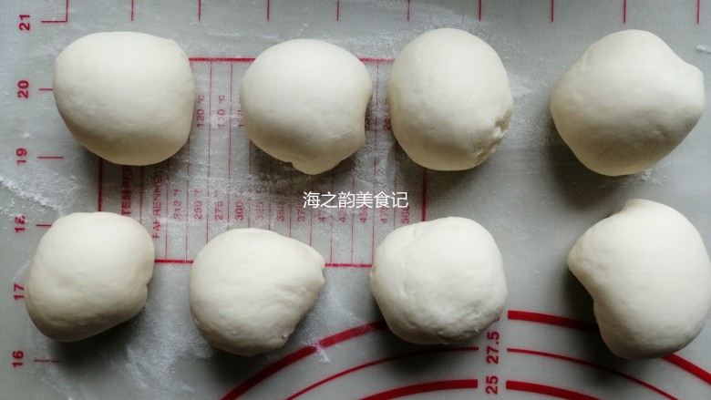 漩涡馒头卷,把白面团分成8个小面团,每个大概是40克,揉圆