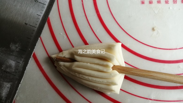 漩涡馒头卷,用筷子在中间使劲压一下,但不要压断面皮