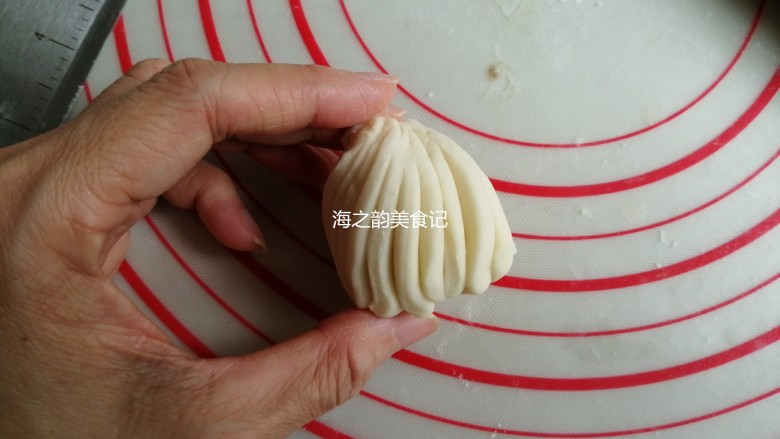 漩涡馒头卷,然后把筷子抽出来,右手捏出顶端,左手抓住下端顺时针旋转起来,顶端尖出来的部分捏掉